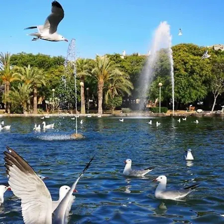 Stylish 1-Bed Apt, Walk To Beach & Amenities *