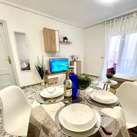 Stylish 1-Bed Apt, Walk To Beach & Amenities *