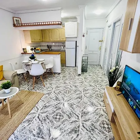 Stylish 1-Bed Apt, Walk To Beach & Amenities Apartment