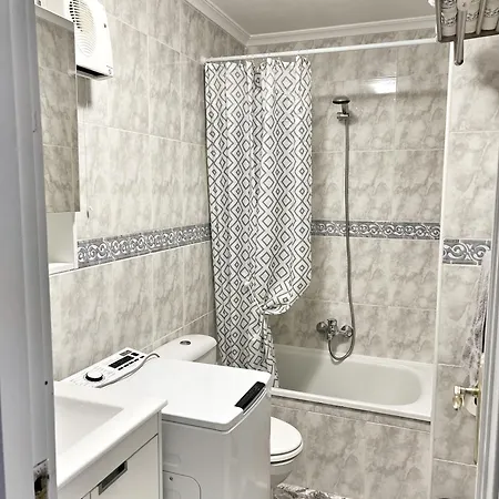 Stylish 1-Bed Apt, Walk To Beach & Amenities Apartamento