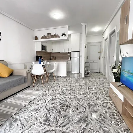 Stylish 1-Bed Apt, Walk To Beach & Amenities Torrevieja