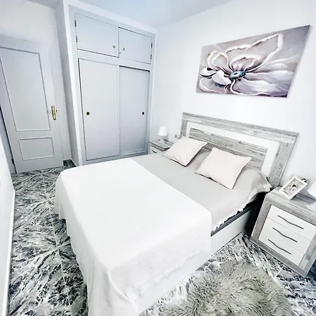 Stylish 1-Bed Apt, Walk To Beach & Amenities